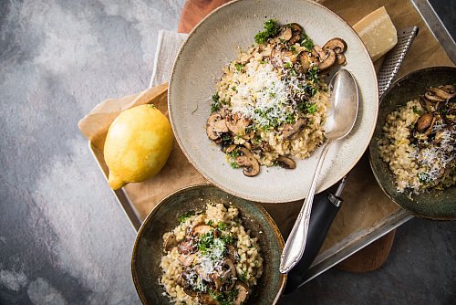 Getreidekörner wie Gerste - hier als Graupen in einem Risotto - müssen vor dem Kochen eingeweicht werden. - © Christin Klose/dpa-tmn