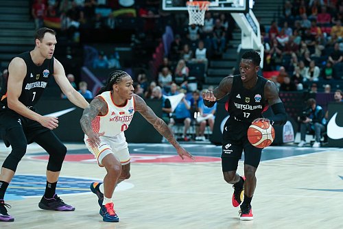 Schröder dirigierte das deutsche Spiel. - © Stickel Matthias/dpa