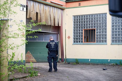 In dieser Halle in Lüdenscheid wurde eine Cannabis-Indoor-Großplantage entdeckt. Seit November 2024 wurde gegen die Verdächtigen ermittelt. - © Bernd Thissen/dpa