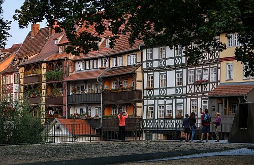 Der Eingang zu dem Ritualbad aus dem 12. und 13. Jahrhundert liegt direkt an der Gera neben der Krämerbrücke. - © Jens Kalaene/dpa-Zentralbild/dpa-tmn