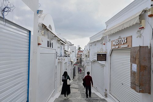 Nur noch wenige Einwohner halten sich auf der Insel auf - © Petros Giannakouris/AP/dpa-tmn