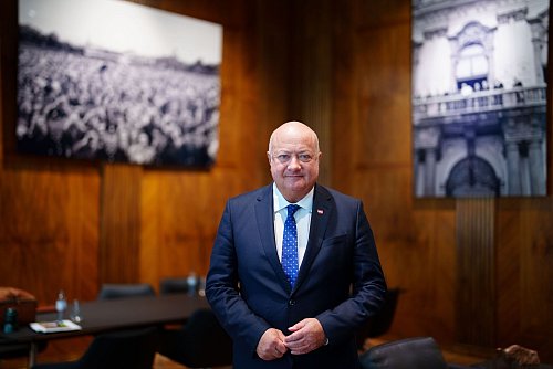 Für Kanzler Christian Stocker sind AfD und FPÖ nur bedingt vergleichbar. - © Eva Manhart/dpa