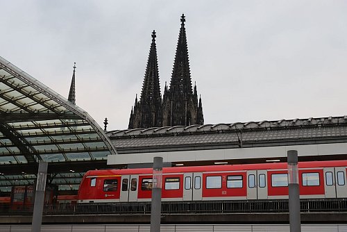 Nur mit S-Bahnen können Reisende den Kölner Hauptbahnhof während der zehntägigen Sperrung erreichen. (Archivbild) - © Sascha Thelen/dpa