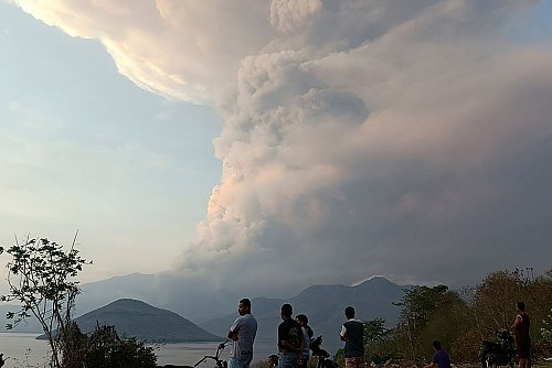 Über dem Vulkan liegt eine riesige Aschewolke in der Luft. - © -/AP/dpa