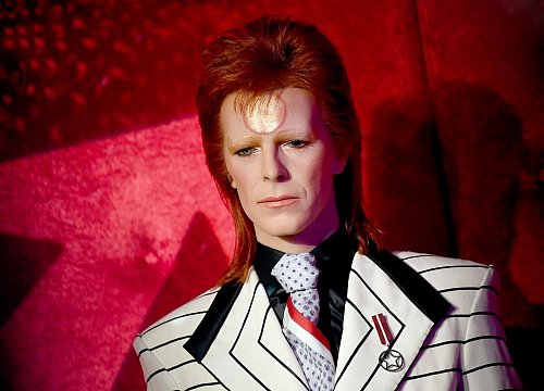 Nur aus Wachs - aber der «Mullet» sitzt: Die Figur von David Bowie/Ziggy Stadust bei Madame Tussauds in Berlin trägt Vokuhila. - © Britta Pedersen/dpa-Zentralbild/dpa
