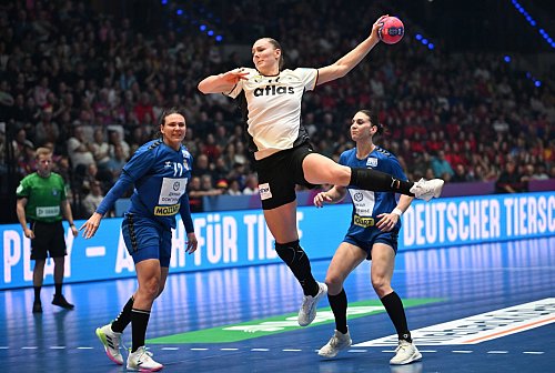 Hofft mit der DHB-Auswahl auf ein sportliches Weihnachtsmärchen bei der Heim-WM: Rückraumspielerin Viola Leuchter. - © Marijan Murat/dpa