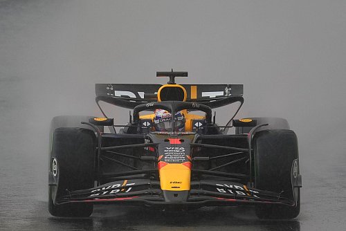 Verstappen liefert eine weltmeisterliche Leistung ab. - © Andre Penner/AP/dpa
