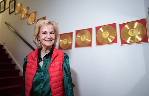 Heikedine Körting mit ihren vielen Goldenen Schallplatten. - © Marcus Brandt/dpa