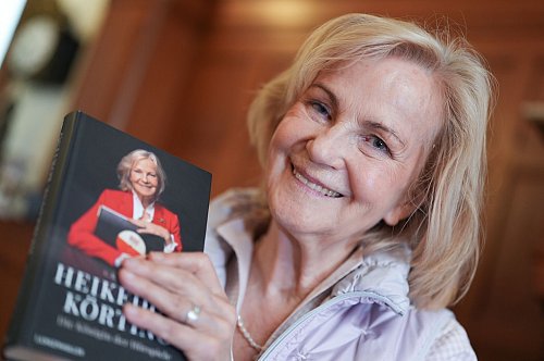 Heikedine Körting mit ihrer Biografie. - © Marcus Brandt/dpa