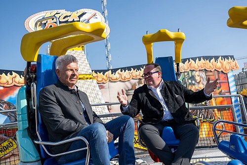 Oberbürgermeister und Festleiter testen vor dem Start ein Fahrgeschäft. - © Lennart Preiss/dpa