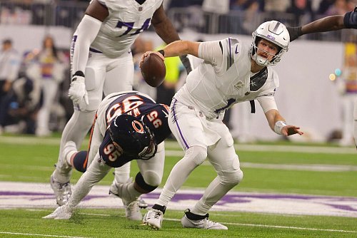 Sam Darnold holte mit den Vikings den 12. Sieg und zog damit gleich mit den Detroit Lions. - © Bruce Kluckhohn/FR170893 AP/AP/dpa
