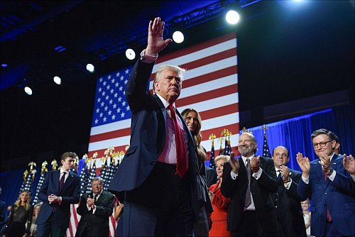 Der designierte US-Präsident Donald Trump hat einen Zollsatz von 10 bis 20 Prozent auf Importe aus Europa - © Evan Vucci/AP/dpa