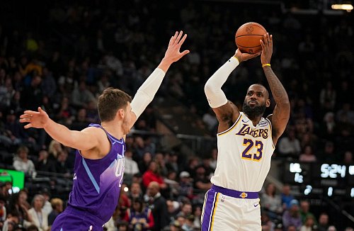 LeBron James ist nicht in Form und traf erneut keinen Dreier. - © Bethany Baker/AP/dpa