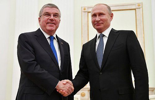 Zerbrochenes Männerbündnis: Thomas Bach (l) und Russlands Präsident Wladimir Putin. - © Yuri Kadobnov/AP/dpa