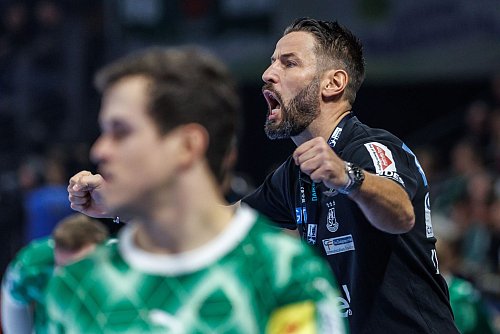 Erwartet ein heißes Ost-Duell gegen die Füchse Berlin: Magdeburgs Trainer Bennet Wiegert. - © Andreas Gora/dpa