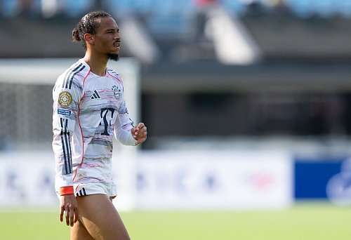 Auch Leroy Sané vom FC Bayern kämpft mit den Temperaturen - © Sven Hoppe/dpa