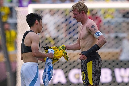 Nach den Spielen ziehen sich die Profis wie der Dortmunder Julian Brandt (r.) schnell das Trikot aus. - © Carolyn Kaster/AP/dpa