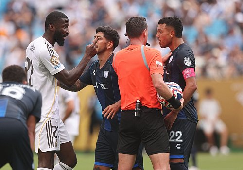 Antonio Rüdiger (l) streitet mit Gustavo Cabral von CF Pachuca (r), dem er eine rassistische Beleidigung vorwarf. - © David Klein/CSM via ZUMA Press Wire/dpa