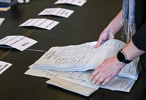 In einzelnen Wahlbezirken wurde nach der Bundestagswahl erneut gezählt, aber nicht bundesweit. (Archivbild) - © Jens Kalaene/dpa