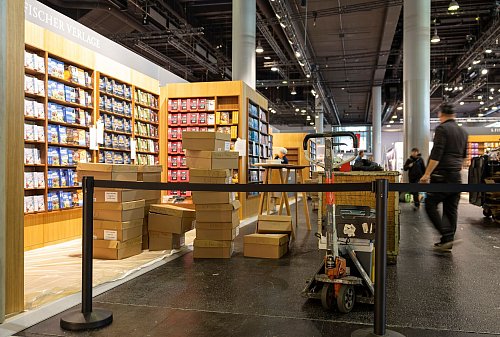Ausgerechnet zum Start der Frankfurter Buchmesse sind haben die Verlage Probleme, erfolgreiche Bücher nachzudrucken. - © Hannes P. Albert/dpa