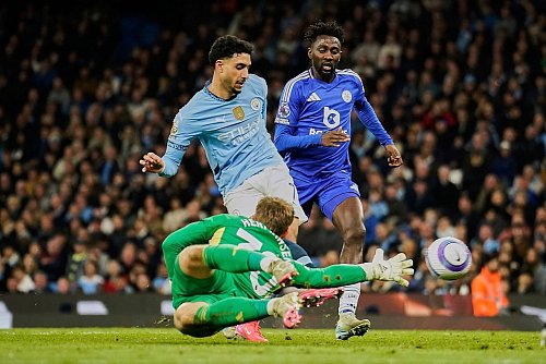 Omar Marmoush (M) von Manchester City trifft gegen Torhüter Mads Hermansen von Leicester City zum 2:0. - © Dave Thompson/AP/dpa