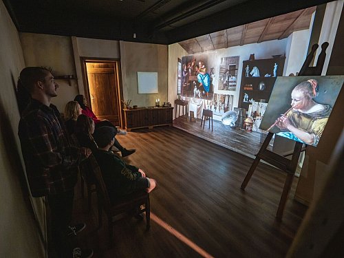 Im «Young Rembrandt Studio» werden die Lebensstationen von Leidens berühmtesten Künstler in einem 3D-Video erzählt. - © Leiden Partners/dpa-tmn