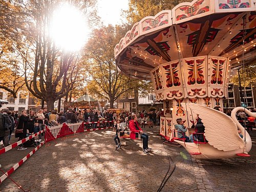 Jedes Jahr am 3. Oktober ist Volksfest in Leiden: An diesem Tag zogen einst die spanischen Belagerer aus der Stadt ab - 2024 jährt sich das Ereignis zum 450. Mal. - © Simone Both/Leiden Partners/dpa-tmn