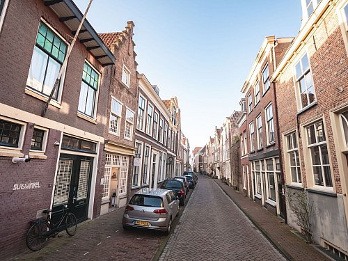 Gut versteckt: Das «Young Rembrandt Studio» (l) widmet sich dem Barockmaler, der 1606 in Leiden geboren wurde. - © Leiden Partners/dpa-tmn