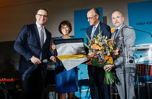 Auch Ehefrau Charlotte Merz kam zum Geburtstagsempfang. - © Tobias Koch/CDU/CSU-Fraktion im Deutschen Bundestag/dpa