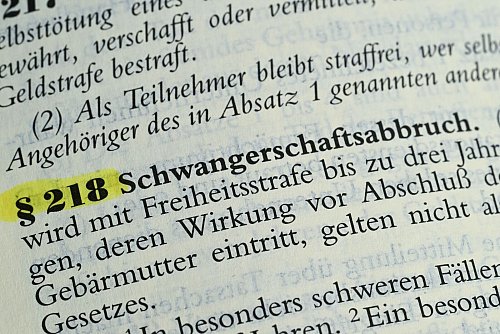Bisher steht Schwangerschaftsabbruch im Strafgesetzbuch. - © Bernd Weißbrod/dpa