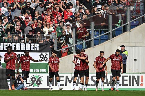 Spiel gedreht: Hannover 96 feiert das 2:1 durch Hayate Matsuda (M). - © Swen Pförtner/dpa