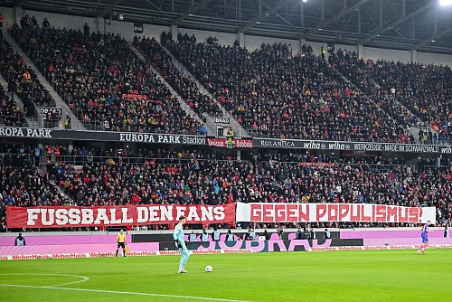 Fanprotest beim Bundesliga-Spiel SC Freiburg gegen Mainz 05. - © Harry Langer/dpa