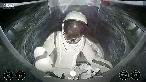 Ingenieurin Sarah Gillis auf dem Weg aus der Kapsel. - © Uncredited/SpaceX/AP/dpa
