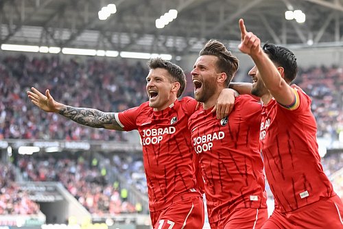 Die Freiburger gewannen ein turbulentes Spiel gegen Hoffenheim. - © Silas Stein/dpa