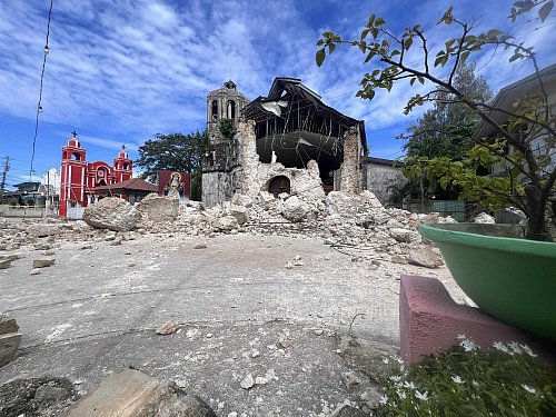 Auch Kirchen sind bei den Erdstößen eingestürzt. - © Uncredited/AP/dpa