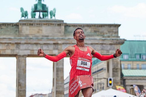 Der Äthiopier Gemechu Dida haderte beim Berliner Halbmarathon mit dem Wind. - © Joerg Carstensen/dpa