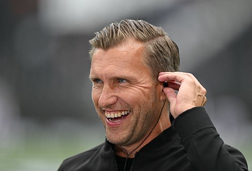 Hat derzeit gut lachen: Eintracht Frankfurts Sportvorstand Markus Krösche. - © Arne Dedert/dpa