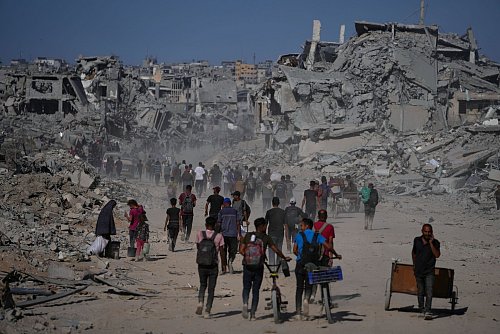 Die bisherige Lebenswelt vieler Menschen in der Stadt Gaza wurde komplett zerstört. - © Jehad Alshrafi/AP/dpa