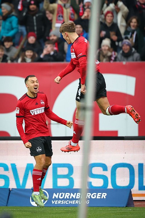 Finn Jeltsch (r.) beim Jubelsprung nach seinem Kopfballtor. - © Daniel Karmann/dpa