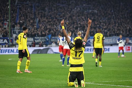 Dortmunds Carney Chukwuemeka feierte seinen Treffer zum 1:0 gegen den HSV. - © Christian Charisius/dpa
