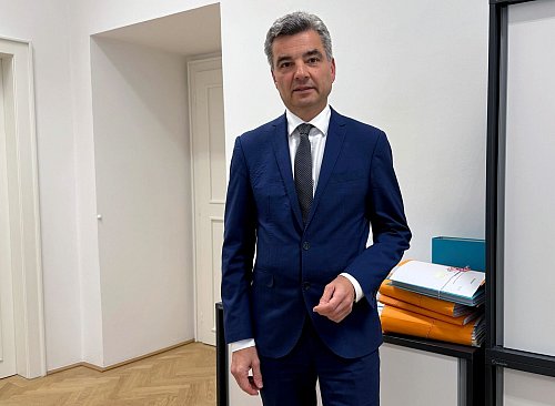 In Österreich sieht der oberste Anwalt der Republik, Wolfgang Peschorn, Parallelen zwischen dem Zusammenbruch des Signa-Imperiums und dem des deutschen Zahlungsdienstleisters Wirecard. - © Matthias Röder/dpa