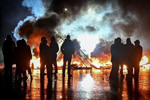 In zahlreichen Städten gibt es Protest. - © Lou Benoist/AFP/dpa