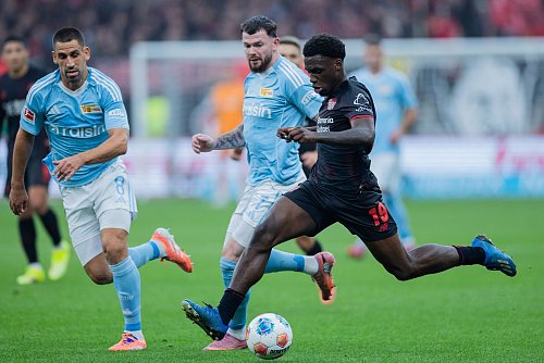 Ernest Poku (r) sorgte für das 1:0 gegen Union Berlin. - © Rolf Vennenbernd/dpa
