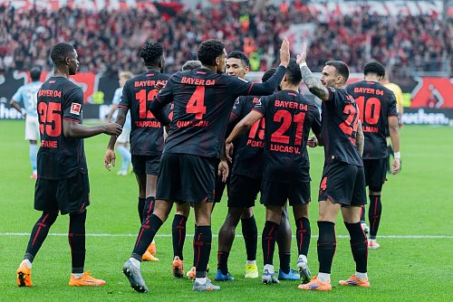 Leverkusen jubelt über den Treffer zum 1:0. - © Rolf Vennenbernd/dpa
