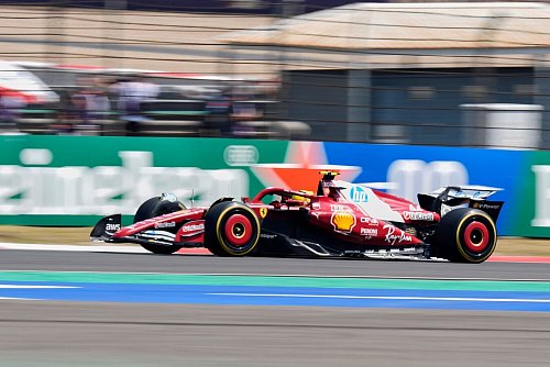 Lewis Hamilton auf der Strecke in Shanghai. - © -/AP/dpa
