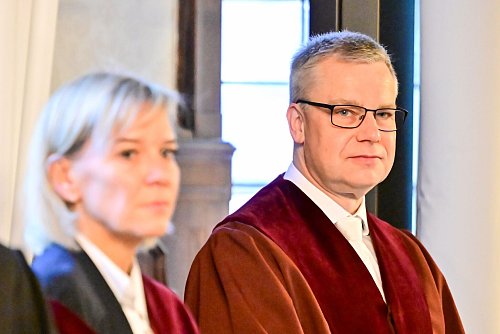 Die Angeklagte soll Angriff im Namen des IS verübt haben, so die Staatsanwaltschaft. - © Sebastian Christoph Gollnow/dpa