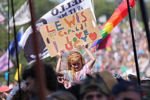 Fans zeigen Lewis Capaldi ihre Unterstützung. - © Yui Mok/PA Wire/dpa