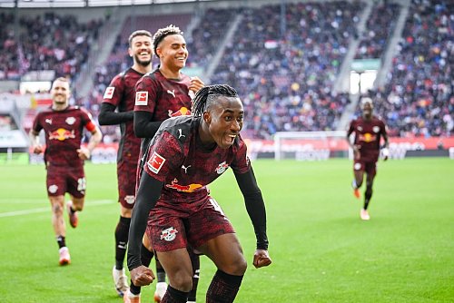 Glückliche Leipziger, vorne 1:0-Schütze Yan Diomande, jubeln in Augsburg. - © Harry Langer/dpa