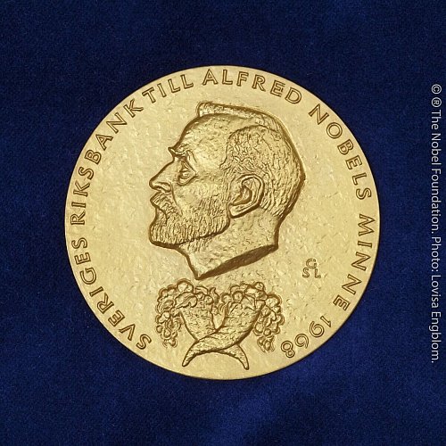 Diese prestigeträchtige Medaille ist mit dem Wirtschaftsnobelpreis verbunden. - © Lovisa Engblom/The Nobel Foundation/dpa