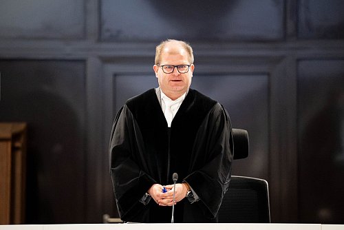 Das Gericht las mehrere Urkunden zu den Ergebnissen der Ermittler vor. - © Sina Schuldt/dpa